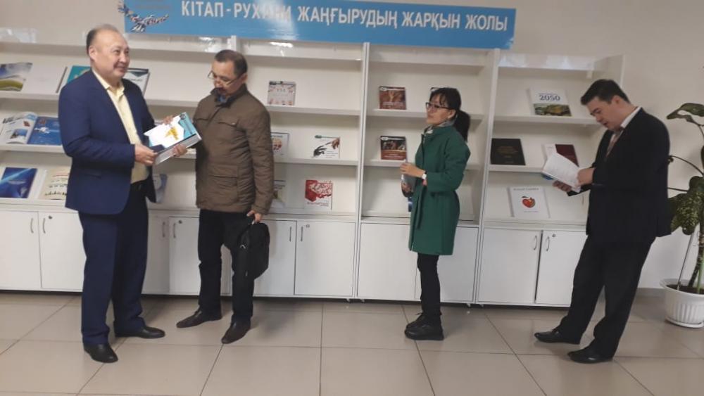 Қазақ тіліндегі 100 оқулық "Отырар" кітапханасында таныстырылды